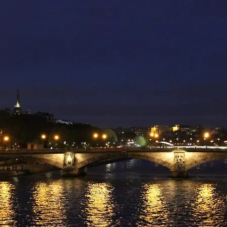 Superbe Avec Balcon Et Parking Proche Paris *